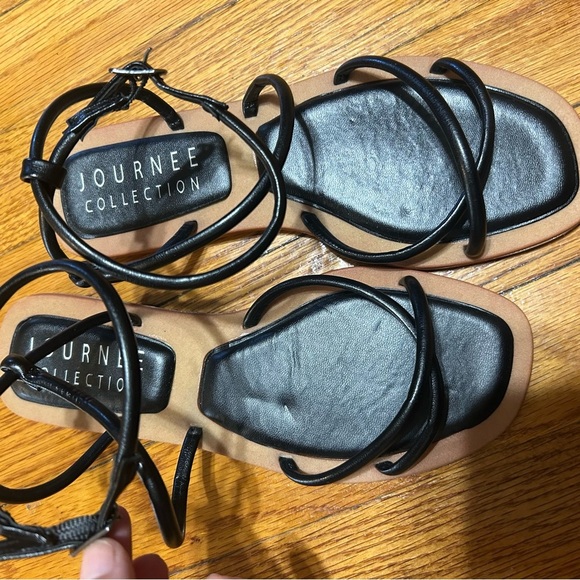 Journee Collection Strappy Gladiator Style Flat Sandals, Black, sz 6 - Picture 1 of 7